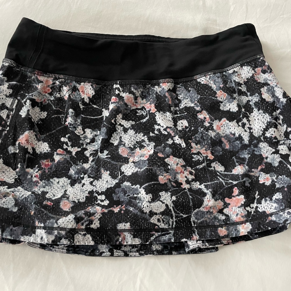 Lululemon women’s pace mid rise skirt. Size 6